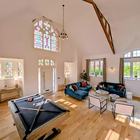 Luxury Chapel - Hot Tub - Dog Friendly - Sleeps 10 Holiday home