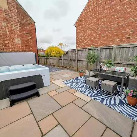 Luxury Chapel - Hot Tub - Dog Friendly - Sleeps 10 Holiday home