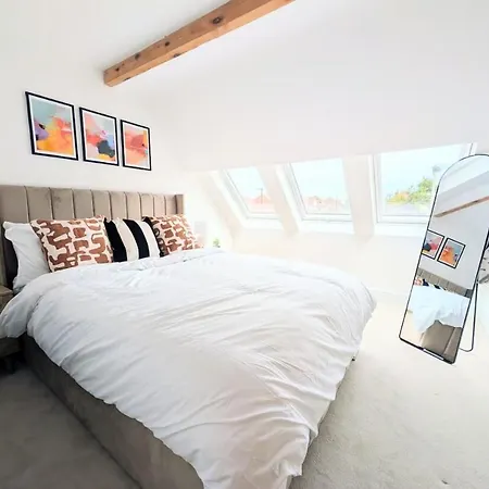 Luxury Chapel - Hot Tub - Dog Friendly - Sleeps 10 Holiday home Bedale