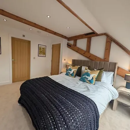 Luxury Chapel - Hot Tub - Dog Friendly - Sleeps 10
