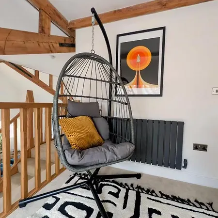 Luxury Chapel - Hot Tub - Dog Friendly - Sleeps 10 *