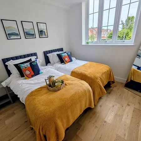 Luxury Chapel - Hot Tub - Dog Friendly - Sleeps 10 *