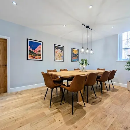 Luxury Chapel - Hot Tub - Dog Friendly - Sleeps 10 Holiday home *