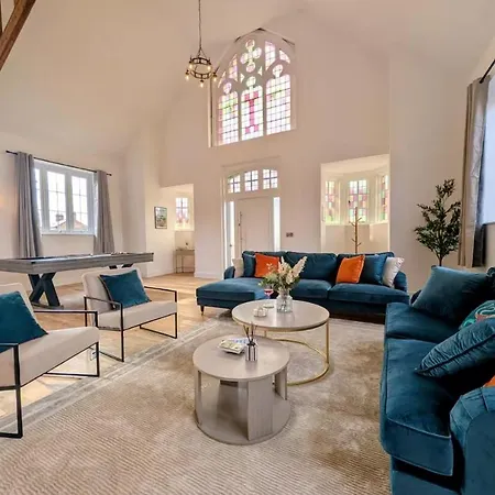 Luxury Chapel - Hot Tub - Dog Friendly - Sleeps 10 Holiday home