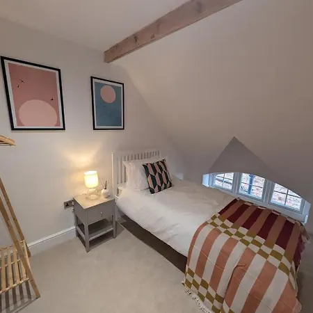 Luxury Chapel - Hot Tub - Dog Friendly - Sleeps 10 Holiday home