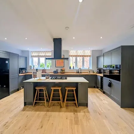 Luxury Chapel - Hot Tub - Dog Friendly - Sleeps 10 Holiday home *