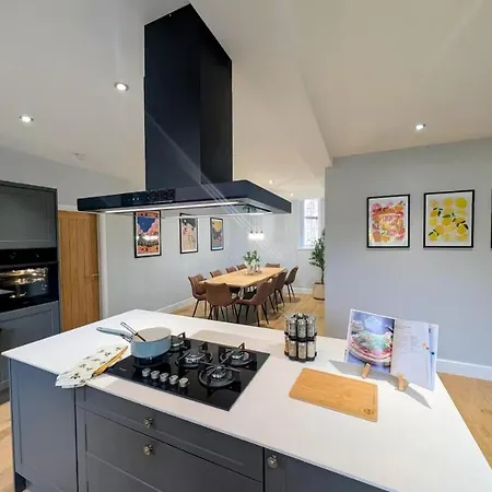Holiday home Luxury Chapel - Hot Tub - Dog Friendly - Sleeps 10 *