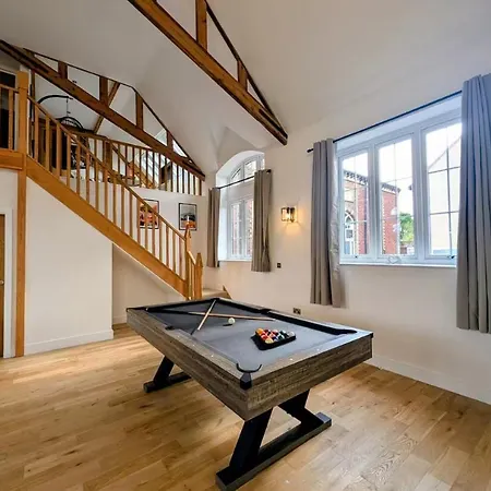 Luxury Chapel - Hot Tub - Dog Friendly - Sleeps 10 Holiday home *