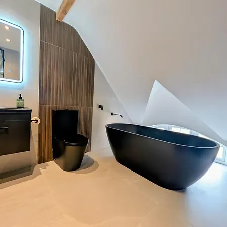Holiday home Luxury Chapel - Hot Tub - Dog Friendly - Sleeps 10 *